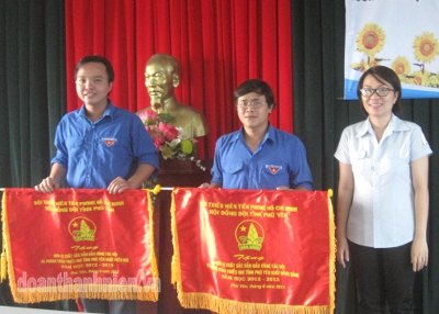 Trao tặng cờ thi đua xuất sắc dẫn đầu công tác Đội và phong trào thiếu nhi Phú Yên năm học 2012- 2013 